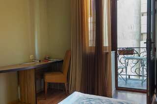 Хостелы Kantar Hostel Ереван Двухместный номер эконом-класса с 1 кроватью и общей ванной комнатой-3